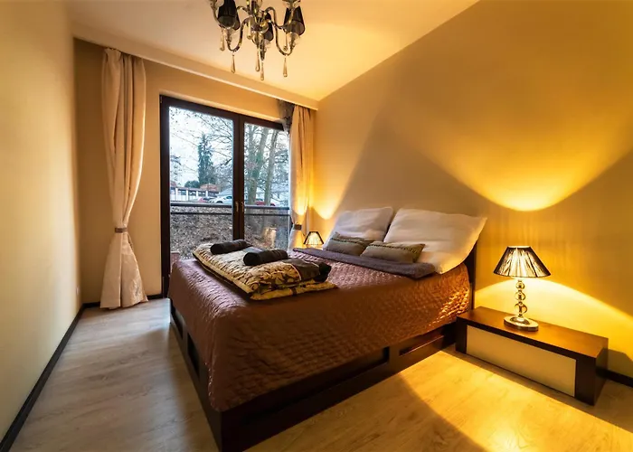 Imperial Apartment In Bohemia Residence By Rentez